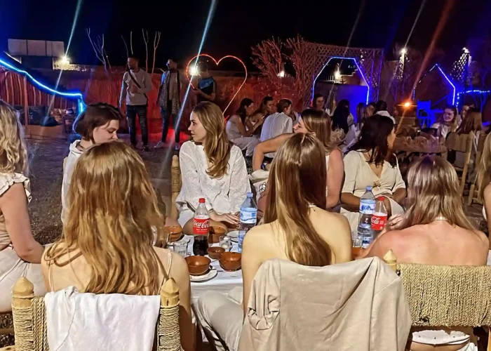 Balade à dos de chameau au coucher du soleil dans le désert d'Agafay avec dîner